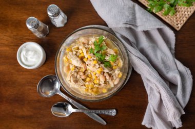 Beyaz Tavuk Chili. Tavuk ve fasulyeli mısır çorbası. Yavaş yavaş pişir..