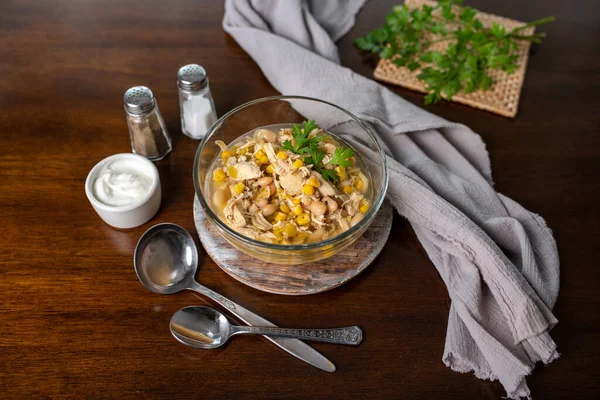 Beyaz Tavuk Chili. Tavuk ve fasulyeli mısır çorbası. Yavaş yavaş pişir..
