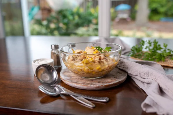 Beyaz Tavuk Chili. Tavuk ve fasulyeli mısır çorbası. Yavaş yavaş pişir..