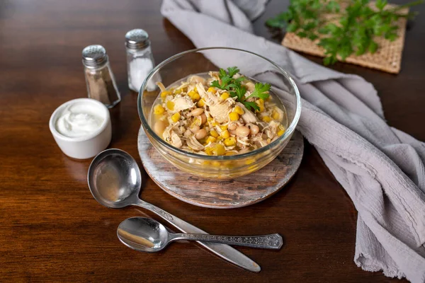 Beyaz Tavuk Chili. Tavuk ve fasulyeli mısır çorbası. Yavaş yavaş pişir..