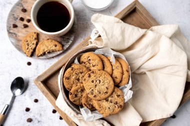 Çikolatalı kurabiye ve kahve. Sıcak kurabiyeler taze pişmiş. Kahve ikram..