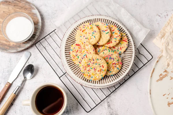 糖饼干与洒水 五彩缤纷的咖啡处理 新鲜烘焙的甜点饼干 — 图库照片