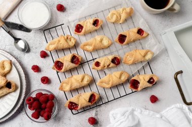 Krem peynirli ve ahududulu Kolacky. Reçelli ve kremalı hamur işi. Polonya Kolaczki kurabiyeleri, taze pişmiş.