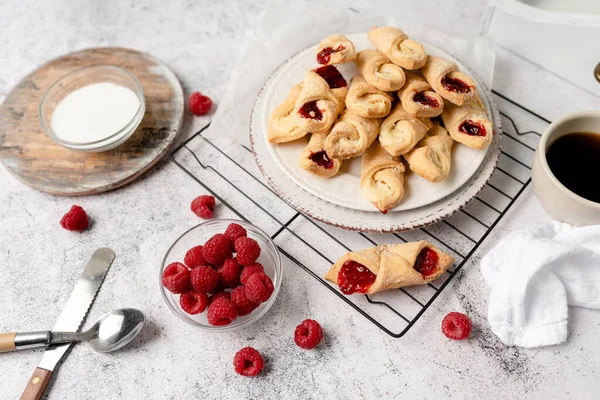 Krem peynirli ve ahududulu Kolacky. Reçelli ve kremalı hamur işi. Polonya Kolaczki kurabiyeleri, taze pişmiş.
