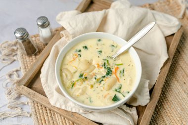 Gnocchi Tavuk Çorbası. Geleneksel İtalyan tavuk gnocchi çorbası ıspanaklı, kremalı ve havuçlu..