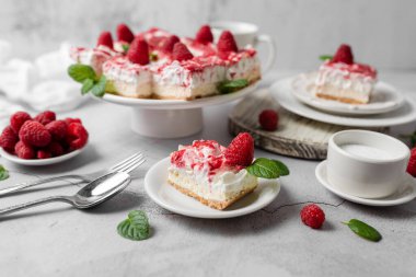 Krem şantili peynirli kek ve taze ahududu. Lezzetli tatlı.