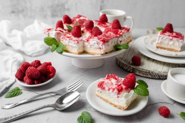 Krem şantili peynirli kek ve taze ahududu. Lezzetli tatlı.