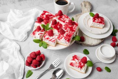 Krem şantili peynirli kek ve taze ahududu. Lezzetli tatlı.