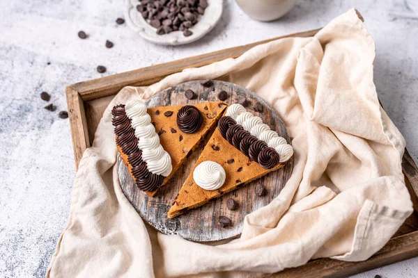Cookie Cake Chocolate Chip Cake Vanilla Chocolate Frosting Sliced Ready — Stockfoto