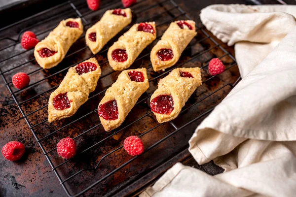 Kolacky Dengan Raspberry Pastry Dengan Jelly Dan Krim Kolaczki Polandia Stok Gambar