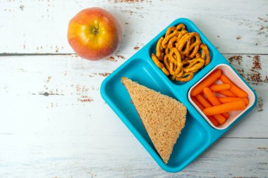 Çocukların öğle yemeği seti, yeni yürümeye başlayan çocuklar ve çocuklar için sağlıklı yemek seçenekleri. Çocuklar için öğle yemeği fikirleri.