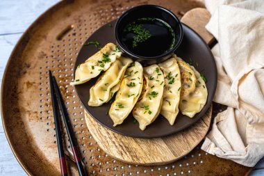 Ev yapımı Asya yemeği köftesi aperatifi. Soya soslu Gyzo Asyalı Pork Potstickers. Tabakta hamur köftesi.