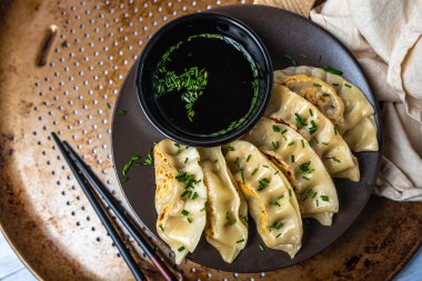 Ev yapımı Asya yemeği köftesi aperatifi. Soya soslu Gyzo Asyalı Pork Potstickers. Tabakta hamur köftesi.