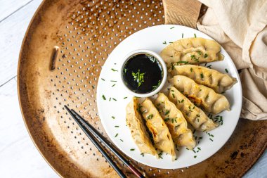 Ev yapımı Asya yemeği köftesi aperatifi. Soya soslu Gyzo Asyalı Pork Potstickers. Tabakta hamur köftesi.