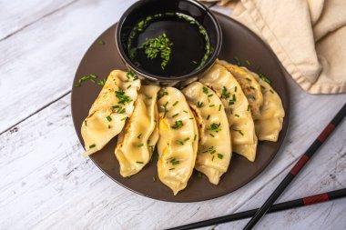 Ev yapımı Asya yemeği köftesi aperatifi. Soya soslu Gyzo Asyalı Pork Potstickers. Tabakta hamur köftesi.