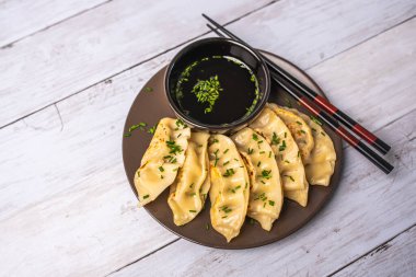 Ev yapımı Asya yemeği köftesi aperatifi. Soya soslu Gyzo Asyalı Pork Potstickers. Tabakta hamur köftesi.