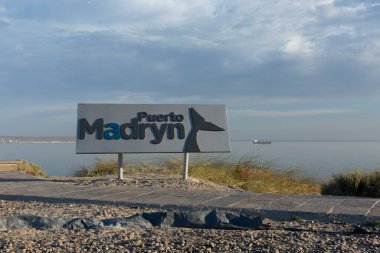 Puerto Madryn Chubut Arjantin, Şubat 05. 2019: Şehrin plakası.