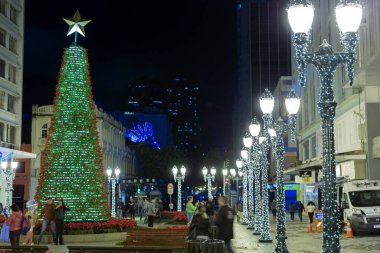 Curitiba Parana Brezilya, 25 Kasım. 2019: Curitiba şehir merkezinde Noel ağacı.