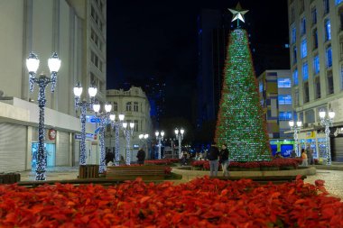 Curitiba Parana Brezilya, 25 Kasım. 2019: Curitiba şehir merkezinde Noel ağacı.