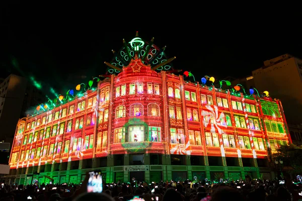 Curitiba Parana Brezilya, Aralık 07. 2019: Avenue Palace 'da Noel süsü.