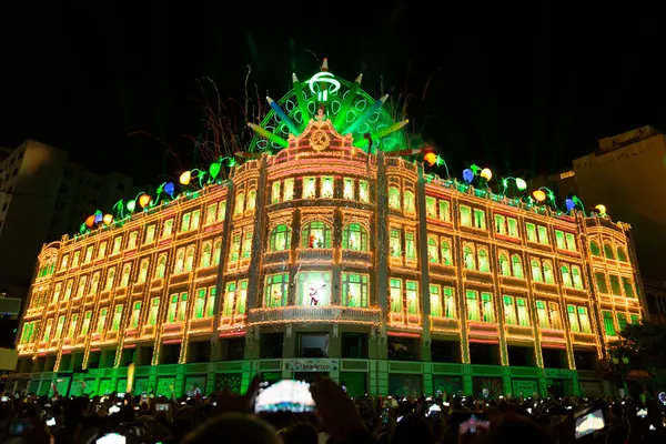 Curitiba Parana Brezilya, Aralık 07. 2019: Avenue Palace 'da Noel süsü.