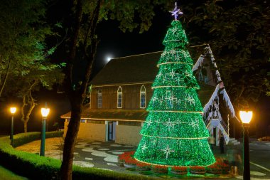 Curitiba Parana Brezilya, 12 Aralık. 2019: Alman ormanlarında güzel bir Noel süsü.