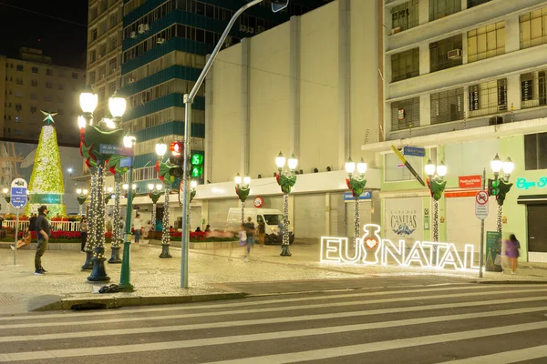 Curitiba Parana Brezilya, 22 Kasım. 2021: Curitiba şehir merkezinde Noel ağacı, Kasım sokağı XV. 