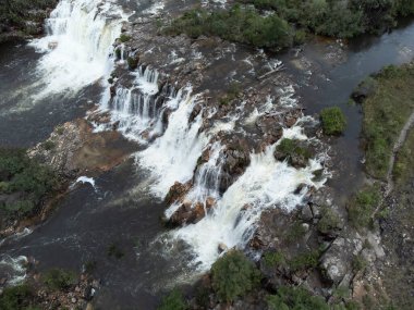 Alto Paraiso de Goias yakınlarındaki Chapada dos Veadeiros Ulusal Parkı 'nda Couros Şelaleleri.