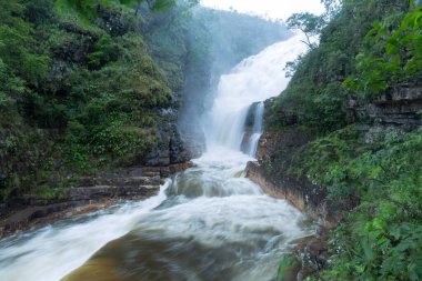 Alto Paraiso de Goias yakınlarındaki Chapada dos Veadeiros Ulusal Parkı 'nda Couros Şelaleleri.