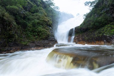 Alto Paraiso de Goias yakınlarındaki Chapada dos Veadeiros Ulusal Parkı 'nda Couros Şelaleleri.
