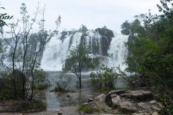 Alto Paraiso de Goias yakınlarındaki Chapada dos Veadeiros Ulusal Parkı 'nda Couros Şelaleleri.