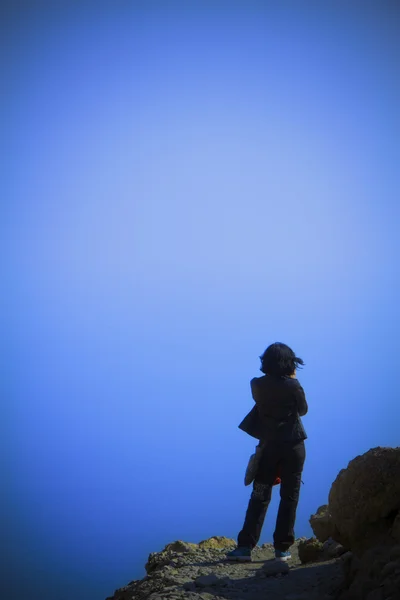 Silhouette d'une fille sur un sommet de montagne — Photo