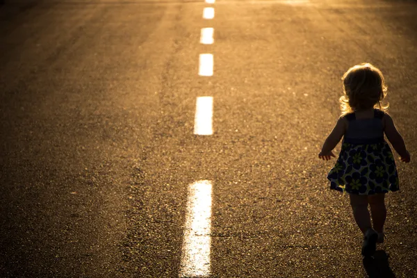 Bambino sulla strada — Foto Stock