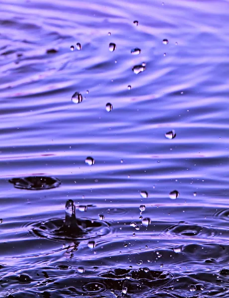 Waterdruppels vallen — Stockfoto