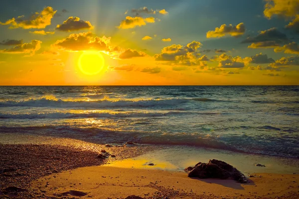 Färgglad solnedgång över havet — Stockfoto