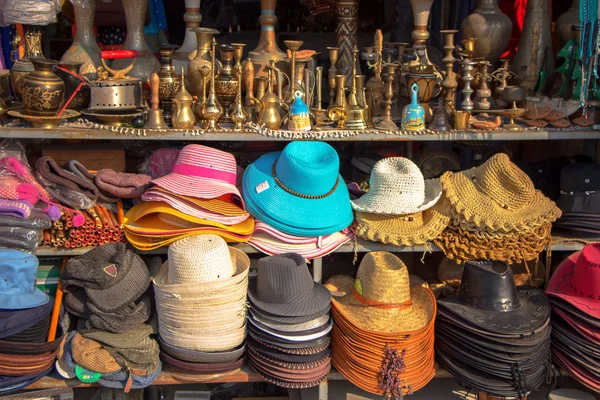 Selling hats and Arabic hookah smoking — Stock Photo, Image