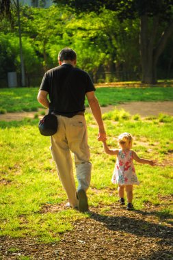 bir çocuk olan adam