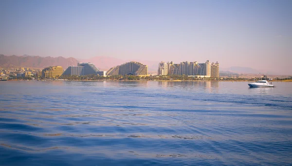 Hoteles abstractos en Eilat hechos con el barco —  Fotos de Stock