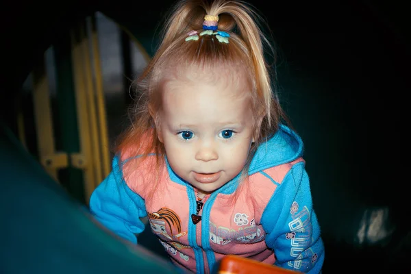 Piccola ragazza di due anni che gioca in un babyslide — Foto Stock