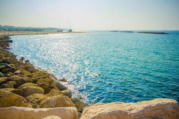 Proteggere il tumulo di pietra sullo sfondo del paesaggio marino — Foto Stock