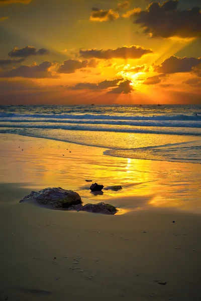 Colorido atardecer sobre el mar —  Fotos de Stock