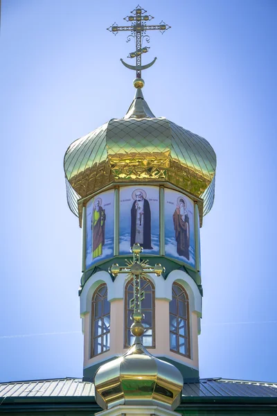 Cúpula con cruces e imágenes de santos — Foto de Stock