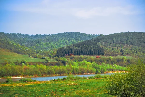 Видом на Карпати, річка, пагорби та будинків від готелю — стокове фото