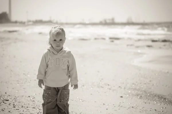 Portrait of little girl on the sea — Stock Photo, Image