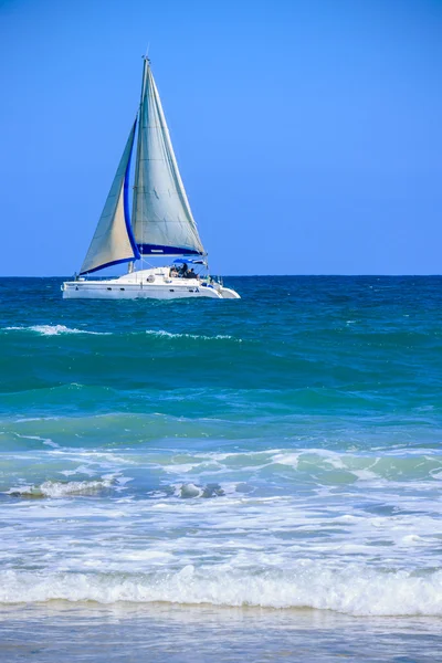 Yate en el mar cerca de la costa —  Fotos de Stock