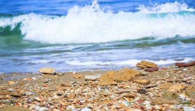 dalgalar deniz taş zemin üzerine olan kompozisyon