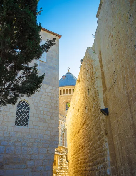 Passagem perto da igreja na antiga Jerusalém Hagia Maria Sion — Fotografia de Stock