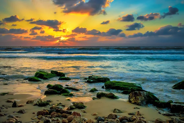 Colorido atardecer sobre el mar —  Fotos de Stock