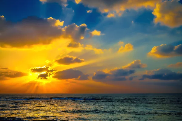 Färgglad solnedgång över havet — Stockfoto