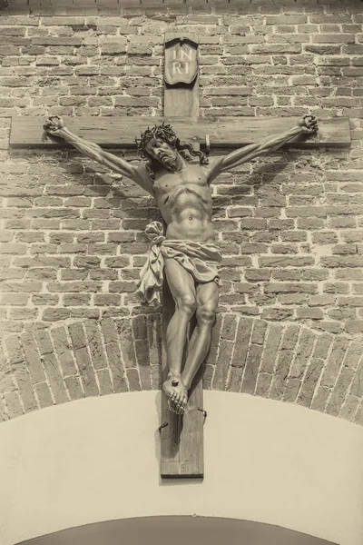 Jesus christ on the cross in front of wall — Stock Photo, Image